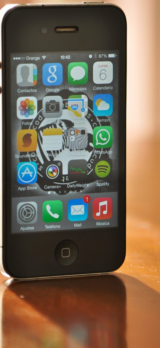 多多追剧 App 播放界面截图，竖屏全屏播放器带进度条与清晰度切换按钮，右上角显示当前网络档位标识