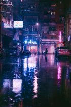 悬疑犯罪剧推荐封面，侦探在昏暗雨夜街道追查线索，气氛紧张神秘