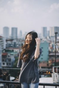 都市情感剧封面，男女主角在城市高楼背景下，画面暖光柔焦，多多追剧热播推荐