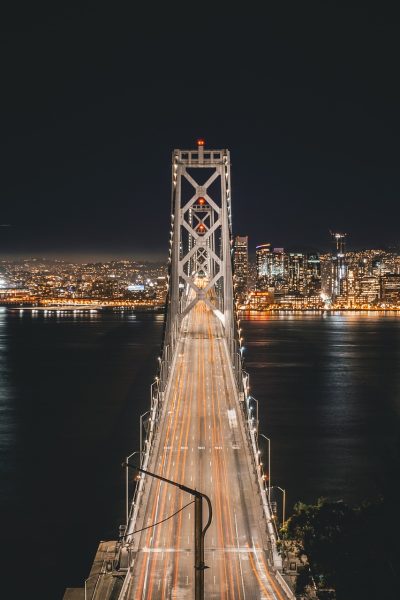 都市情感剧示例海报，男女主角在城市夜景背景下对视，画面温暖柔光，适合多多追剧平台展示