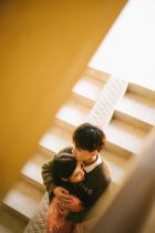 都市爱情喜剧推荐封面，男女主角在咖啡馆相视而笑，温馨轻松氛围