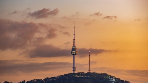 韩剧秋季档专题封面，韩国首尔城市夜景与剧集海报叠加，多多追剧韩剧专区